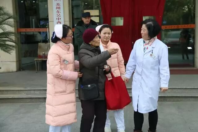 苏州东吴中西医结合医院一护士将迷路老太送回家 —— 一封感谢信的背后是81岁老太在心中暖暖的感动